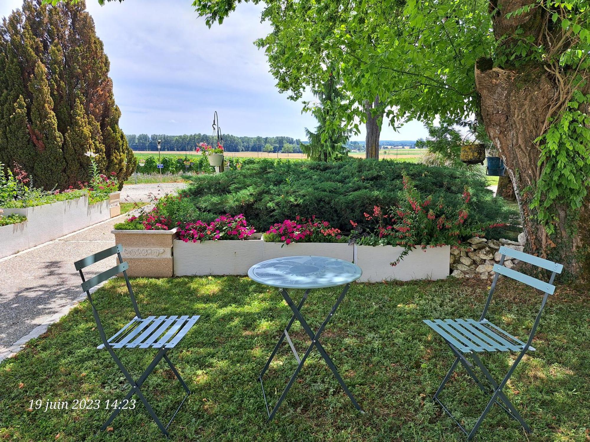 La Metairie Au Milieu Des Vignes Apartment Reaux Exterior photo