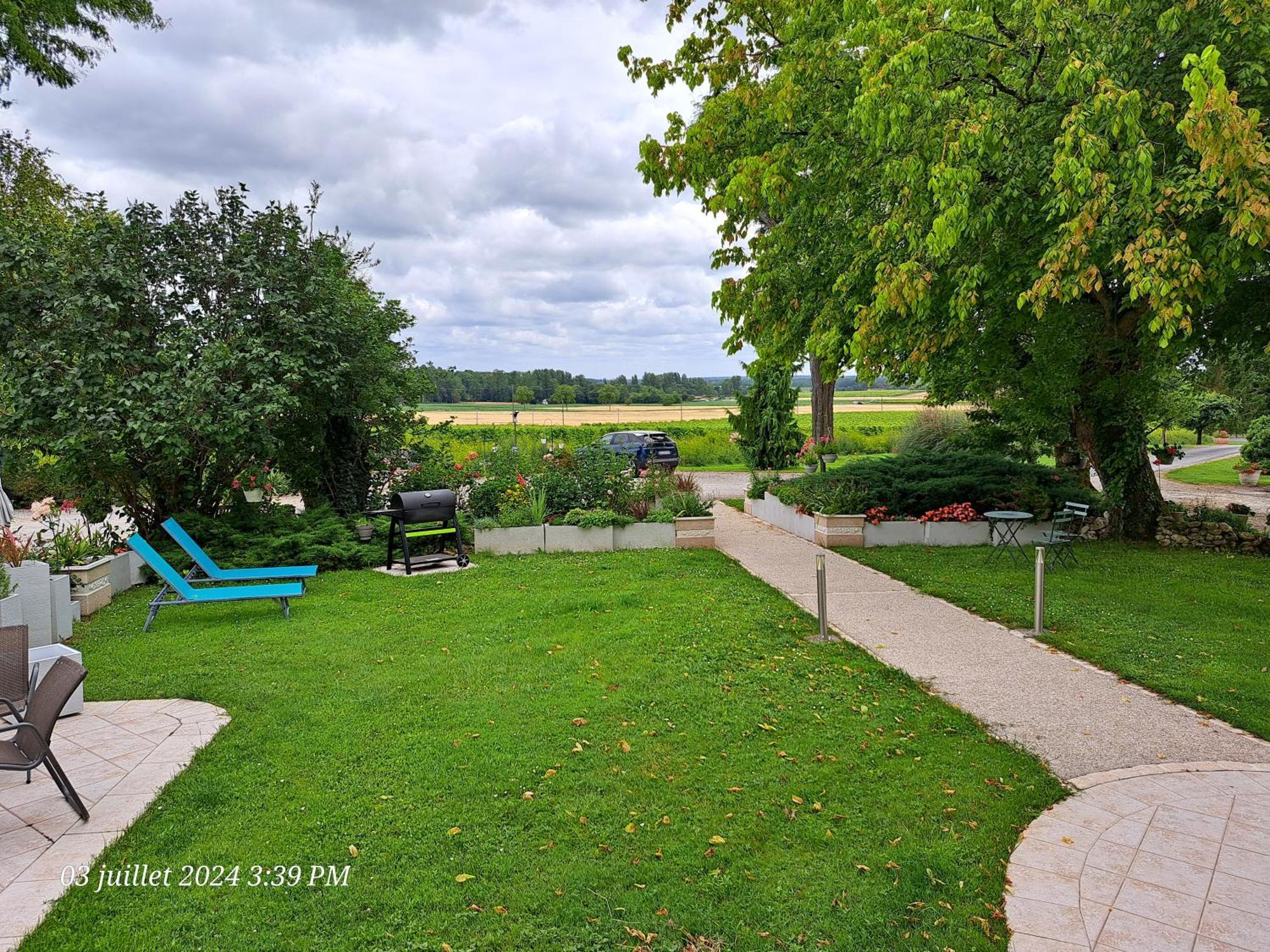 La Metairie Au Milieu Des Vignes Apartment Reaux Exterior photo